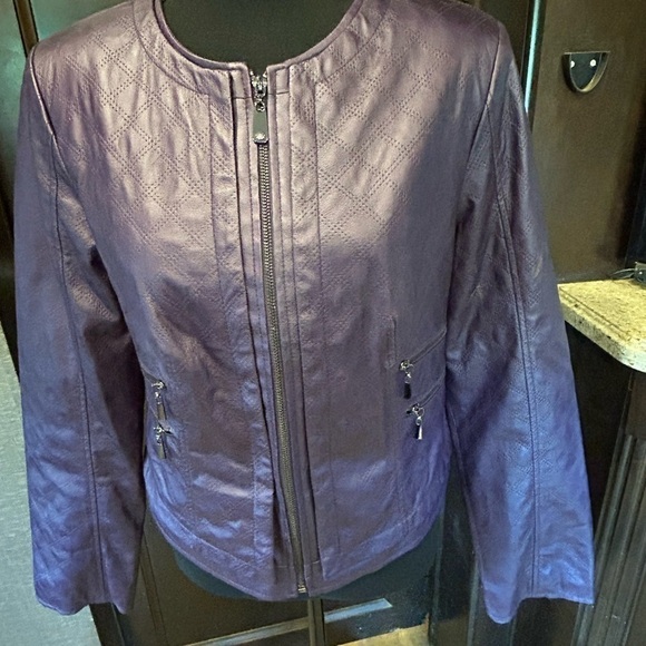 Ellen Tracy jacket zip front. Purple size medium. faux leather - Picture 2 of 11